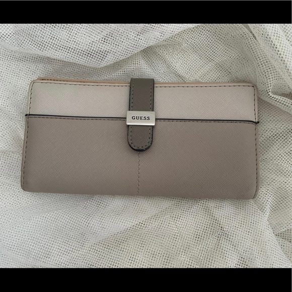 Guess Wallet - Picture 1 of 2
